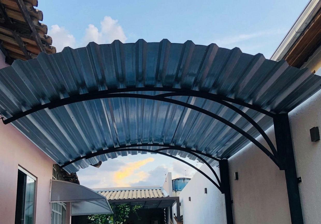 Cobertura ArqueadaCurva em Telha Metálica O ondulada com Estrutura em Arco
